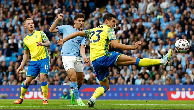 Julian Alvarez sớm uy hiếp khung thành của Nottingham Forest