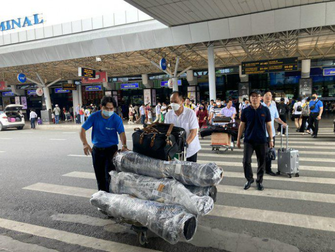 Bất ngờ với lượng hành khách ở sân bay Tân Sơn Nhất - 1