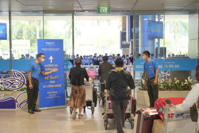 Bất ngờ với lượng hành khách ở sân bay Tân Sơn Nhất - 4