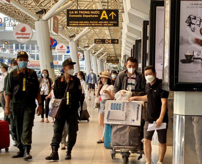 Bất ngờ với lượng hành khách ở sân bay Tân Sơn Nhất - 7