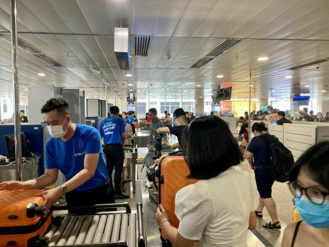 Bất ngờ với lượng hành khách ở sân bay Tân Sơn Nhất - 8