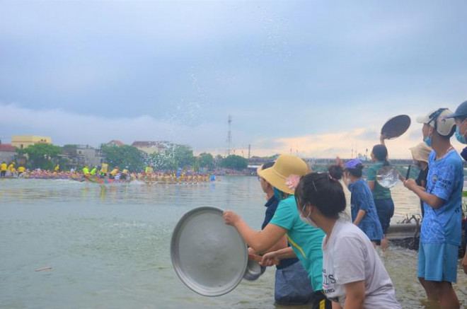 Đến ngày này hằng năm, người dân Quảng Bình và du khách lại nô nức đến Lệ Thủy xem lễ hội đua thuyền truyền thống.