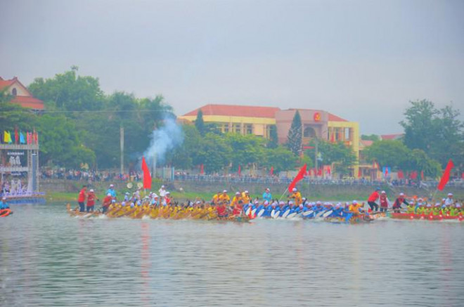 Lễ hội đua thuyền truyền thống mừng Tết Độc lập được người dân nơi đây háo hức chuẩn bị trước cả tháng, từ việc chọn thợ giỏi để đóng thuyền, chọn trai bơi, gái đua vừa khỏe lại dẻo dai, đến việc tổ chức luyện tập, kiểm tra sức khỏe trước khi bước vào cuộc tranh tài chính thức.