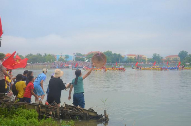 Năm nay, lễ hội thu hút 24 thuyền bơi nam chia thành 2 hạng. Trong đó, Trong đó, hạng A có 12 thuyền bơi và hạng B có 12 thuyền bơi. Đối với thuyền đua nữ có 9 đội tham gia. Lễ hội với sự góp mặt của hơn 1.000 vận động viên nam, nữ, tranh tài trên đường đua dài 24 km (đối với thuyền đua nam) và 18 km (thuyền đua nữ).