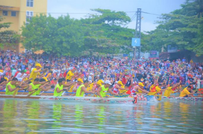 Lễ hội đua thuyền từ lâu đã trở thành một hoạt động mang nét đẹp truyền thống, văn hóa của người dân quê hương Đại tướng Võ Nguyên Giáp trong ngày Quốc khánh.