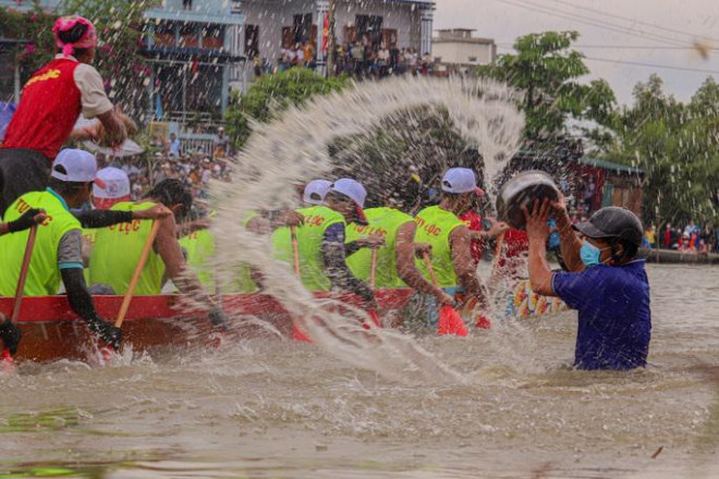 Những hình ảnh đẹp trong ngày hội đua thuyền truyền thống