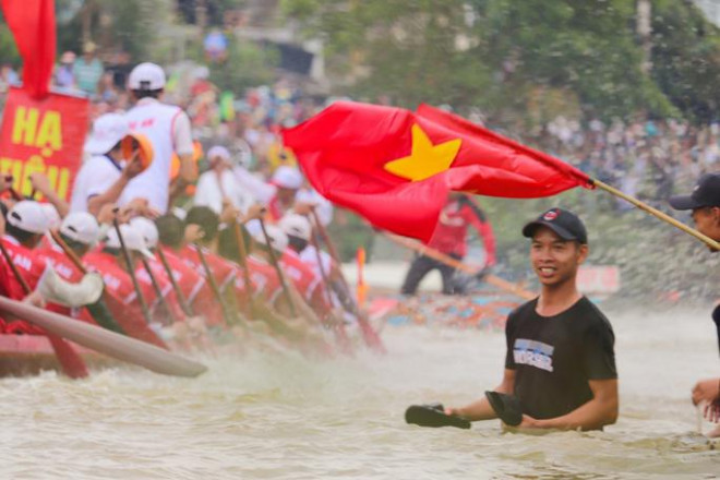 Một không khí náo nhiệt trong lễ hội đua thuyền mừng Tết Độc lập trên quê hương Đại tướng Võ Nguyên Giáp