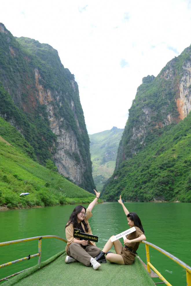 Đứng giữa chốn núi đồi, hít bầu không khí trong lành và nhìn ngắm thiên nhiên Hà Giang - 7