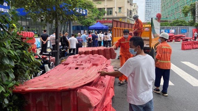 Các gian hàng bán linh kiện điện tử sầm uất nhất của thành phố Thâm Quyến phải đóng cửa vì COVID-19.