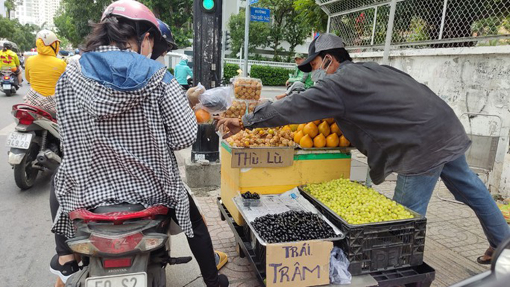 Tại điểm bán trên đường Lý Chính Thắng (quận 3), trâm rừng có giá 200.000 đồng/kg và được người bán đóng hộp sẵn 250 gram (giá 50.000 đồng) để tiện cho người mua.
