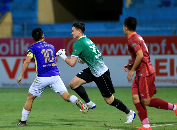 Trực tiếp bóng đá Hà Nội - Bình Định: Rafaelson lập hat-trick, 2 thẻ đỏ cuối trận (Hết giờ) - 2