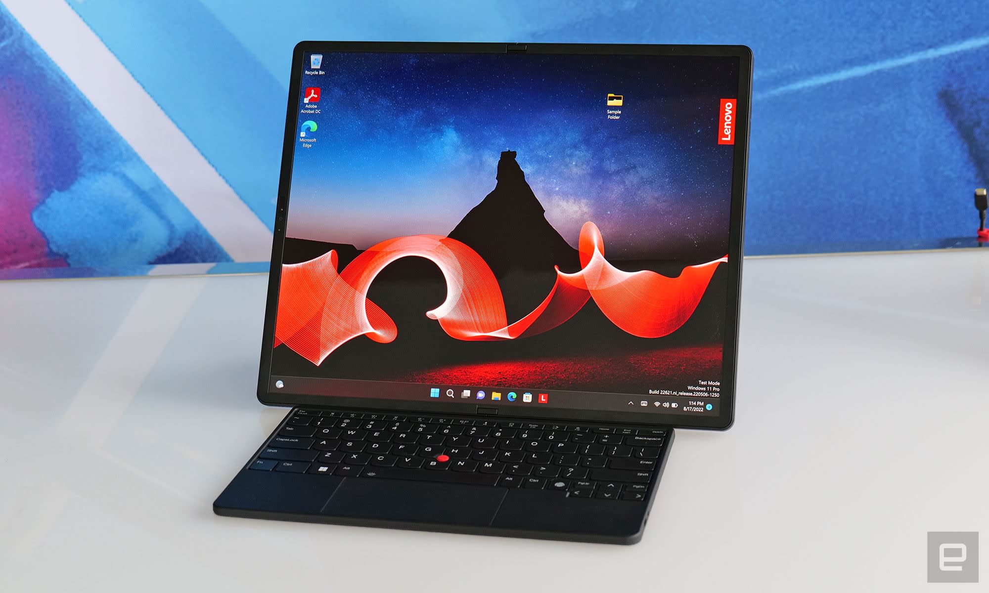 ThinkPad X1 Fold 2022 được xem là máy tính bảng màn hình gập.