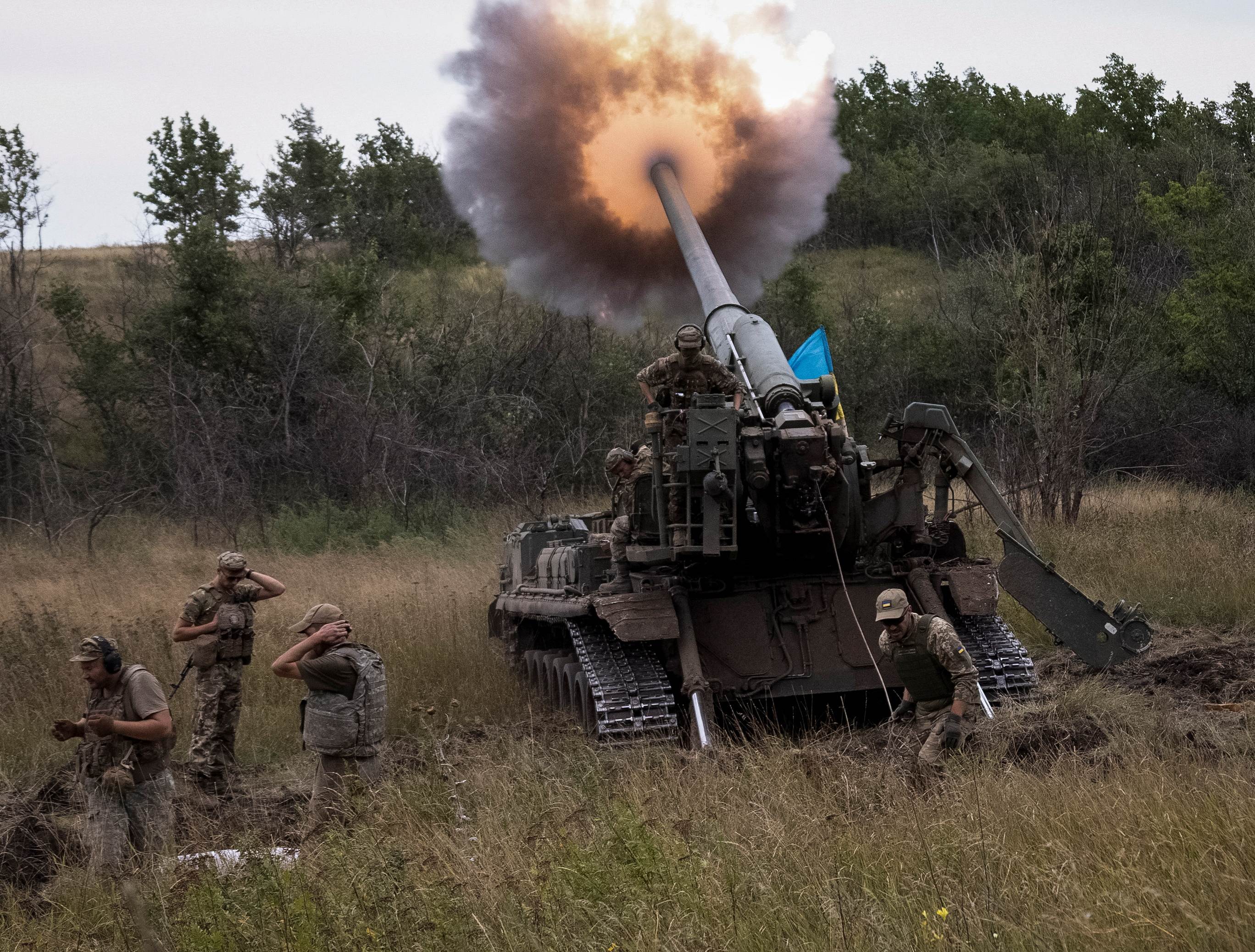 Binh sĩ Ukraine khai hỏa lựu pháo do Mỹ viện trợ (ảnh: CNN)