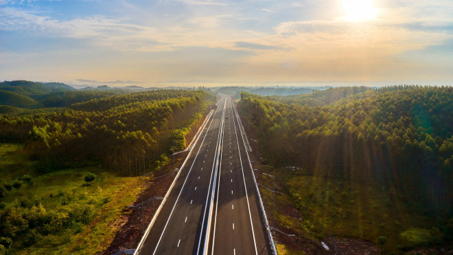 Trong đó tuyến Vân Đồn - Tiên Yên dài 16 km đầu tư bằng vốn ngân sách tỉnh Quảng Ninh. Tuyến Tiên Yên - Móng Cái được đầu tư theo hình thức đối tác công tư (PPP), hợp đồng Xây dựng - Kinh doanh - Chuyển giao (BOT).