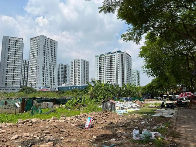 Một ô đất quy hoạch làm trường học ở bán đảo Linh Đàm trên địa bàn phường Hoàng Liệt hiện bỏ hoang. Ảnh: Đ.T