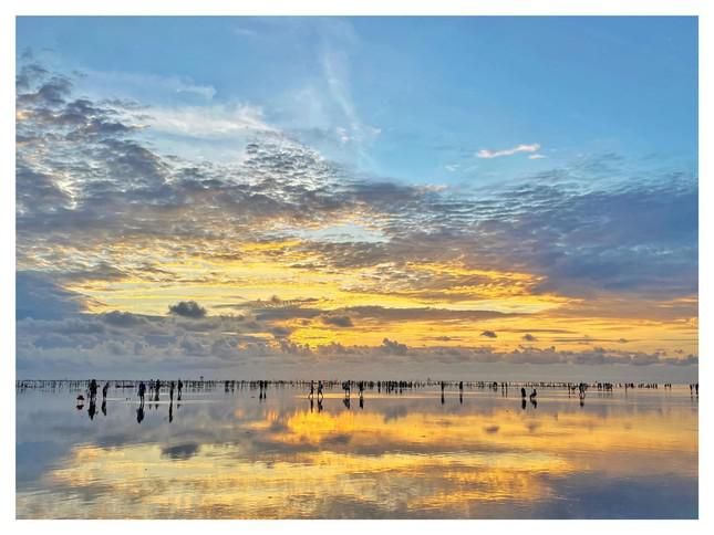 “Biển vô cực”, là khi bầu trời in xuống mặt nước như một tấm gương lớn, xóa nhòa ranh giới đường chân trời. Khoảnh khắc thu hút sự quan tâm, hiếu kỳ từ các bạn trẻ. Ảnh: TRƯƠNG ĐÌNH MINH