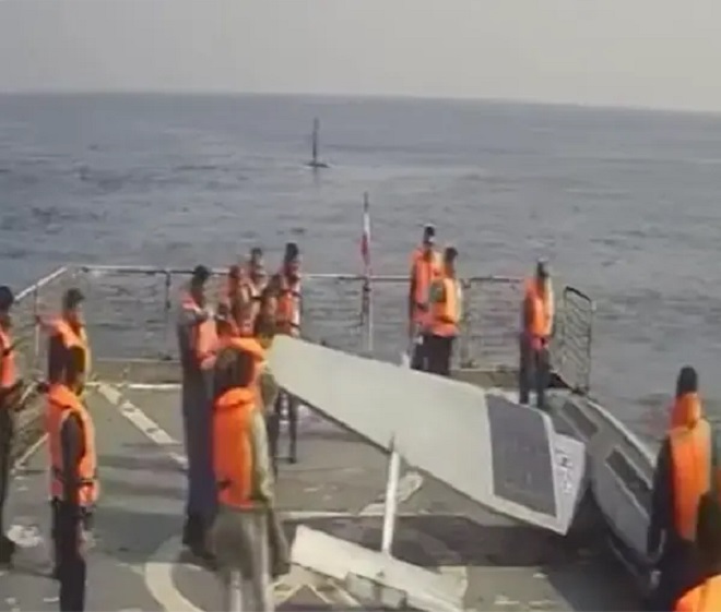 Thuyền không người lái Mỹ ở trên boong tàu chiến Iran. Ảnh chụp video do truyền hình nhà nước Iran công bố.