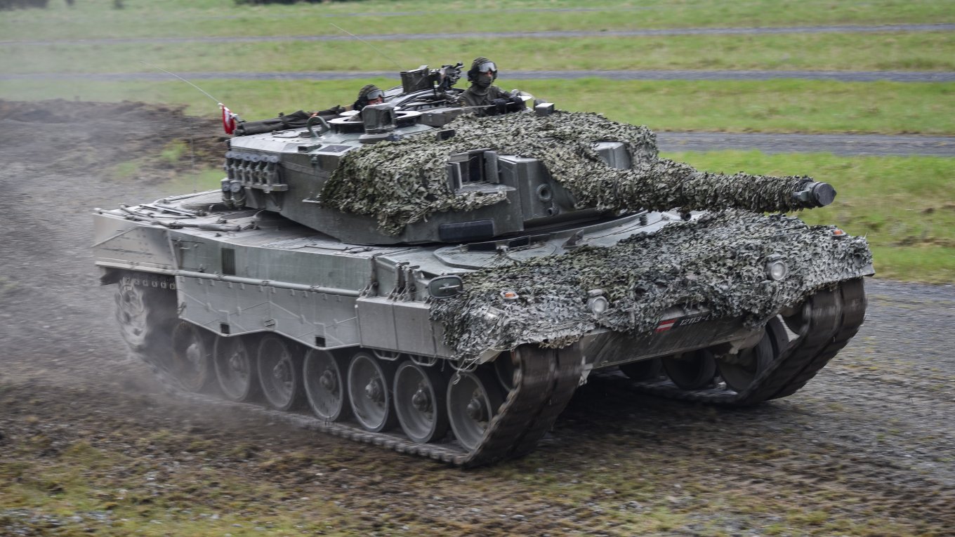 Xe tăng Leopard 2A4.