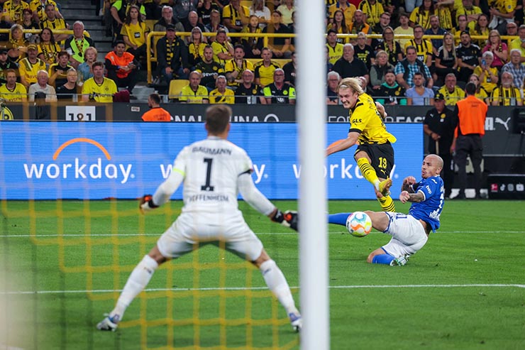 Dortmund (áo vàng) giành chiến thắng quan trọng