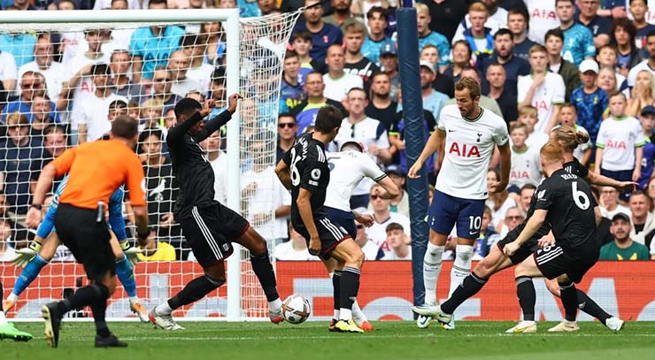 Tottenham (áo trắng) chơi nỗ lực trước Fulham