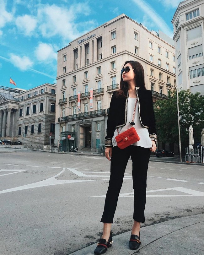 Đây là lần hiếm hoi mà Đỗ Mỹ Linh sử dụng hàng hiệu đắt đỏ cho cả outfit. Hình ảnh này cũng được cô chụp lại khi có chuyến du lịch sang châu Âu trước đó. Cô đeo túi Chanel classic đỏ cam có giá gần 100 triệu đồng, giày Gucci có giá khoảng 27,5 triệu đồng.