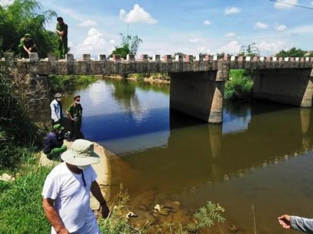 Chở em đi học bằng xe đạp, cháu bé rơi xuống cầu đuối nước tử vong