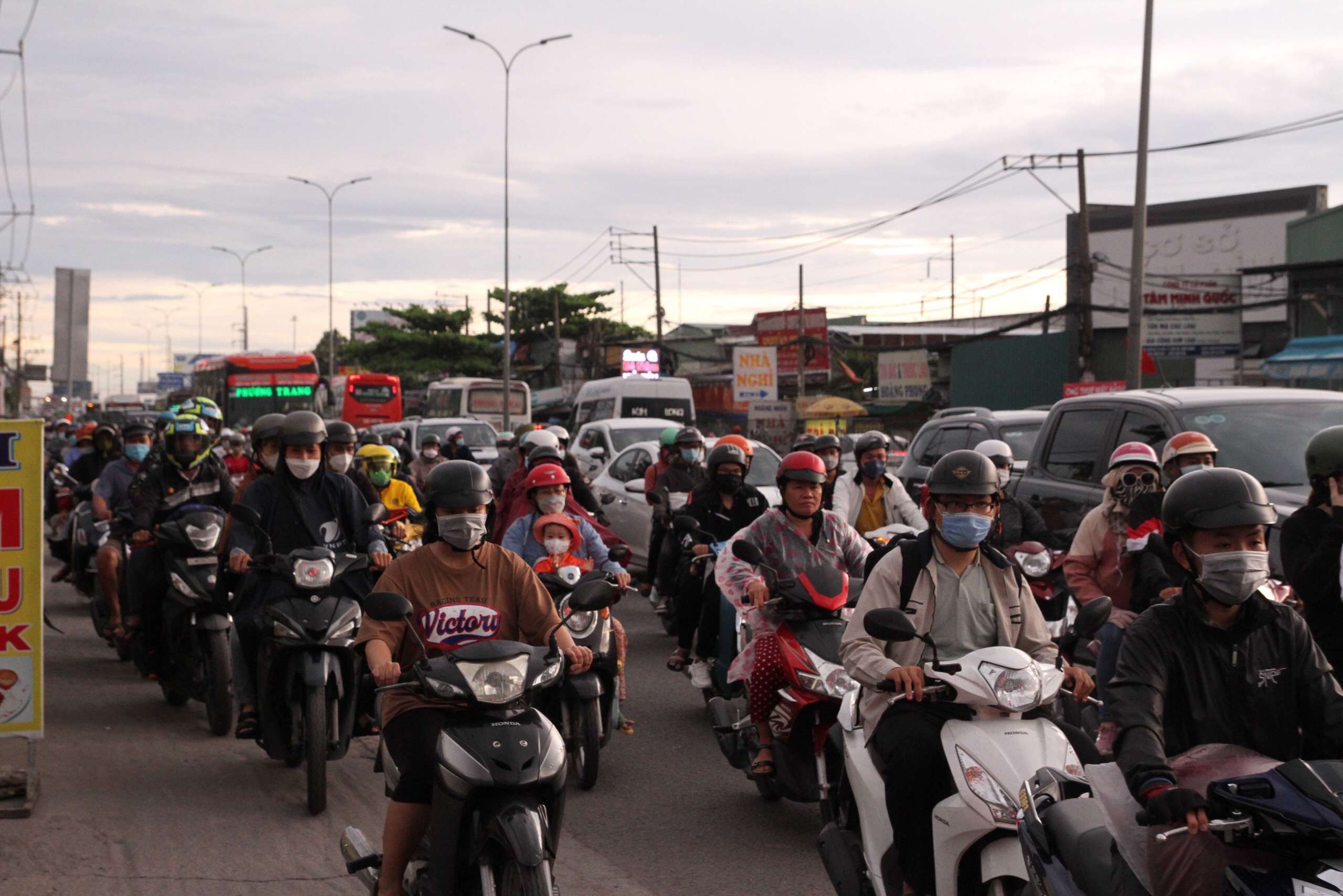 18h, Quốc lộ 1 (đoạn giáp huyện Bình Chánh và quận Bình Tân) dòng phương tiện đông và có xảy ra ùn ứ nhẹ tại các giao lộ&nbsp;