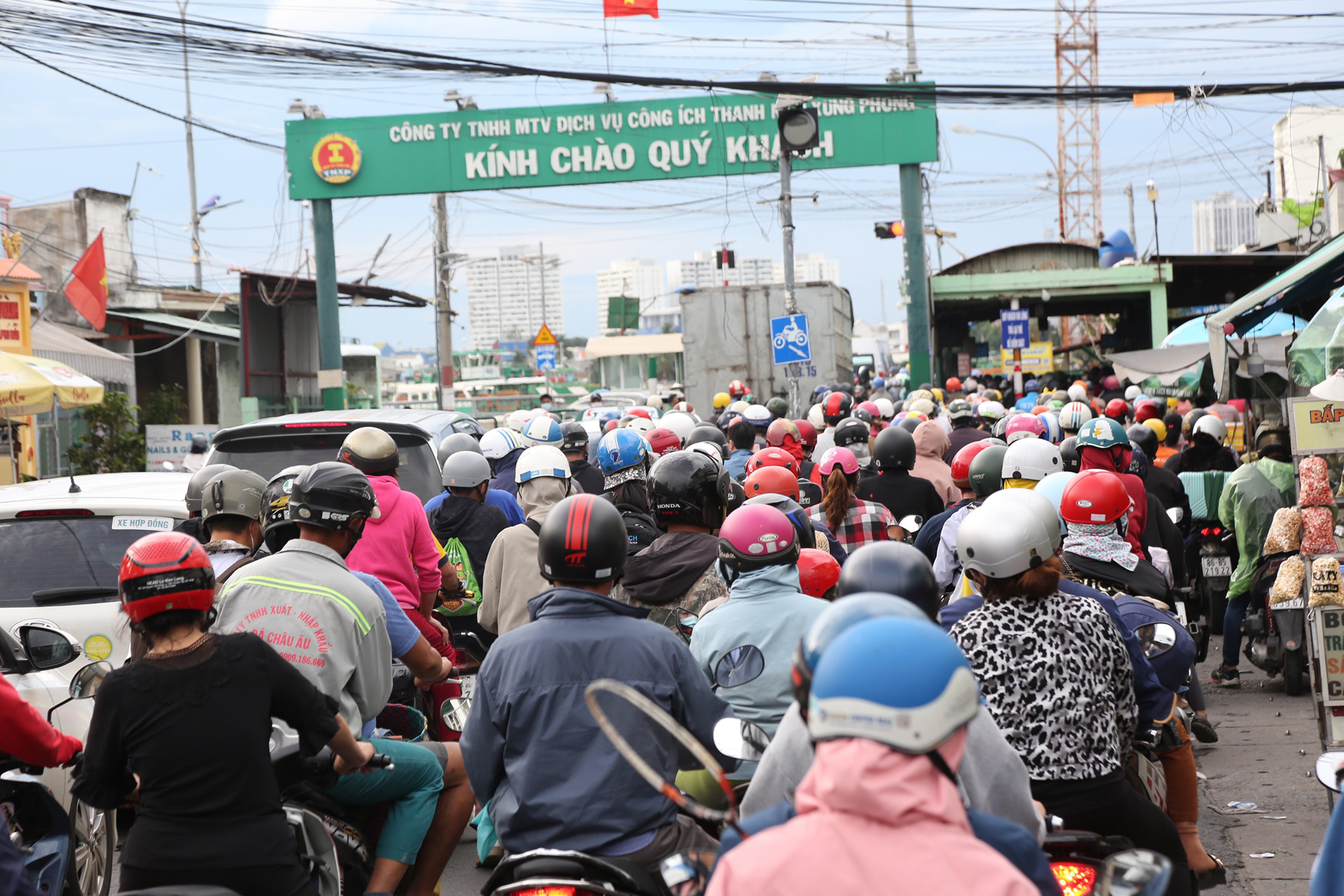 Ghi nhận tại bến Phà Cát Lái (Đồng Nai), từ 15h, xe cộ bắt đầu dồn ứ chờ qua phà Cát Lái hướng từ huyện Nhơn Trạch (Đồng Nai) qua TP Thủ Đức (TP.HCM).