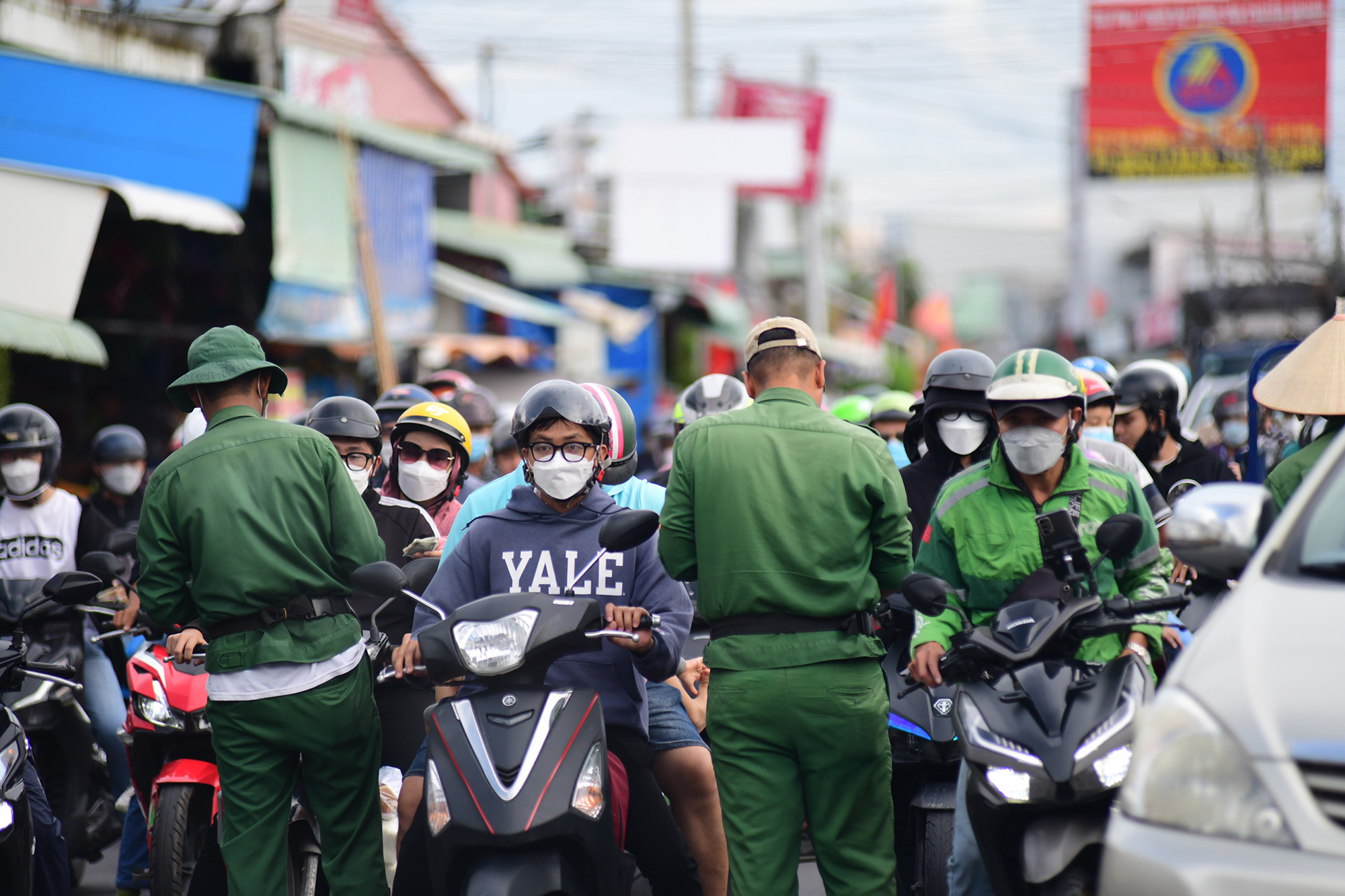 Các nhân viên bán vé di chuyển ra khá xa bến phà để bán vé cho người dân.