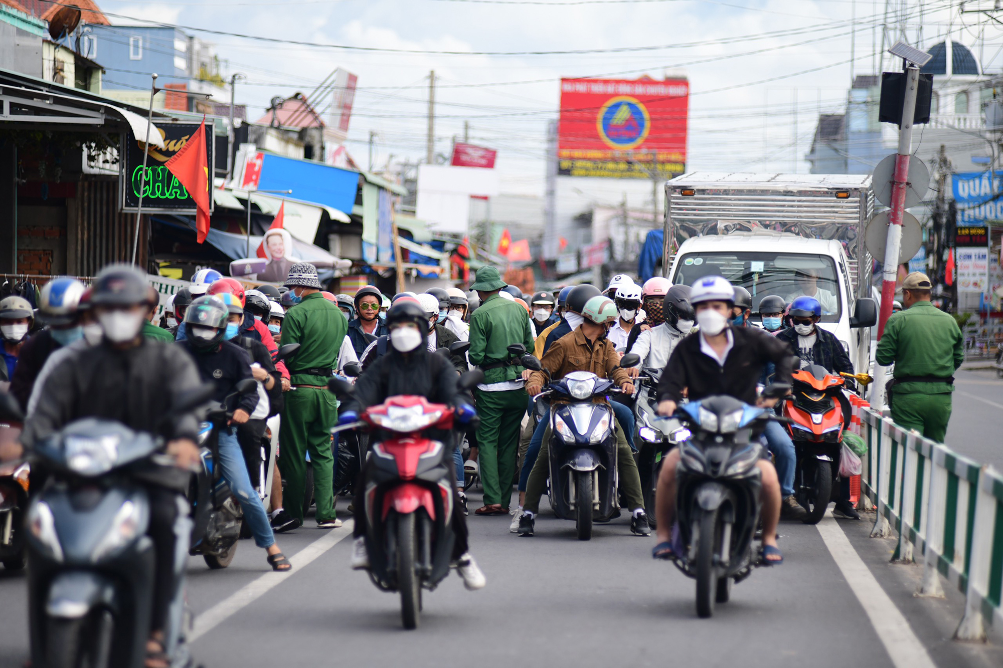 Càng về cuối chiều, lượng khách di chuyển qua phà để sang TP Thủ Đức càng đông. Nhiều thời điểm cả làn ô tô lẫn xe máy đều đông đúc xe cộ di chuyển chờ qua phà.