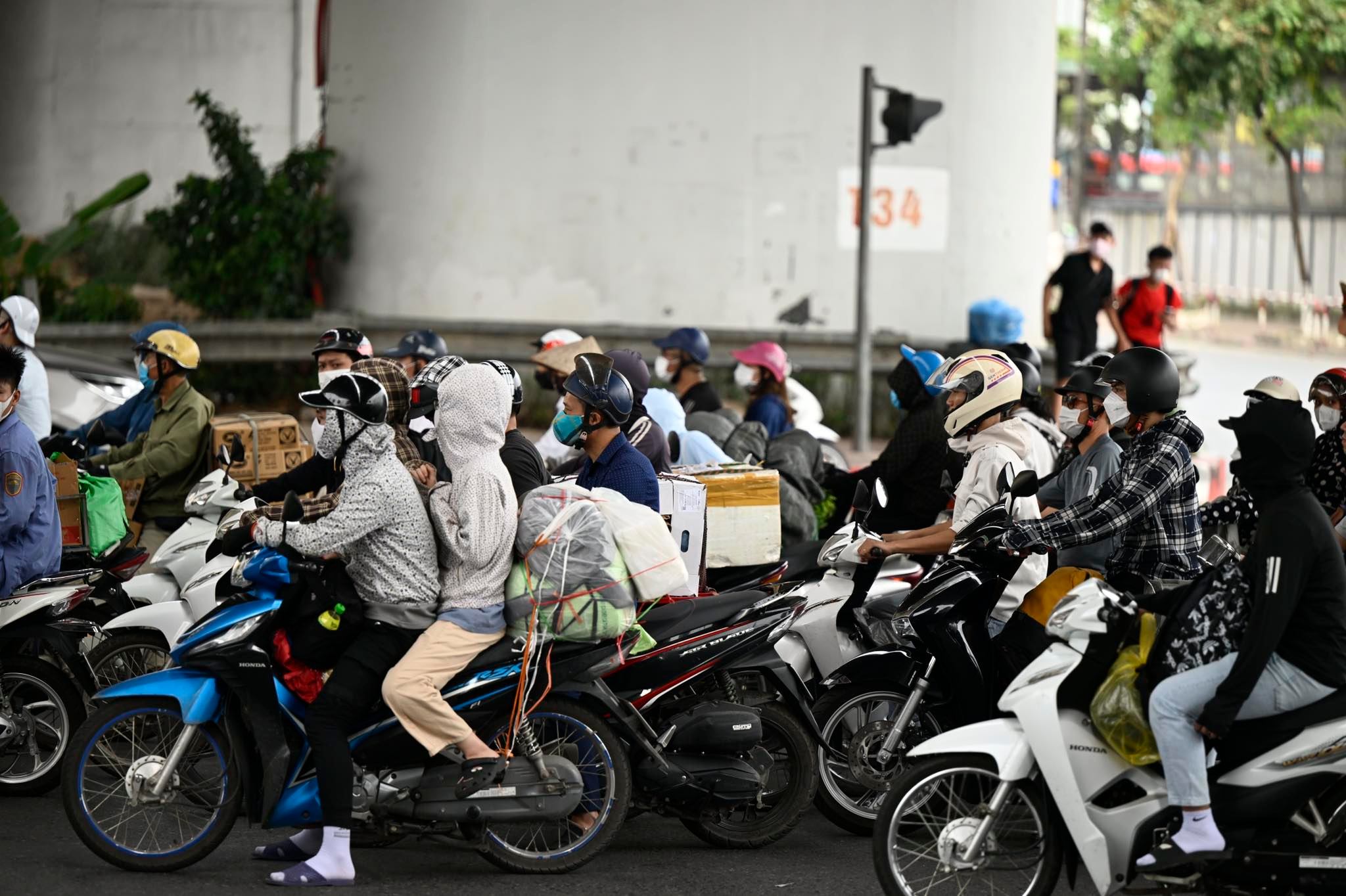 Ngay trước bến xe Nước Ngầm&nbsp;mật độ phương tiện giao thông dày đặc