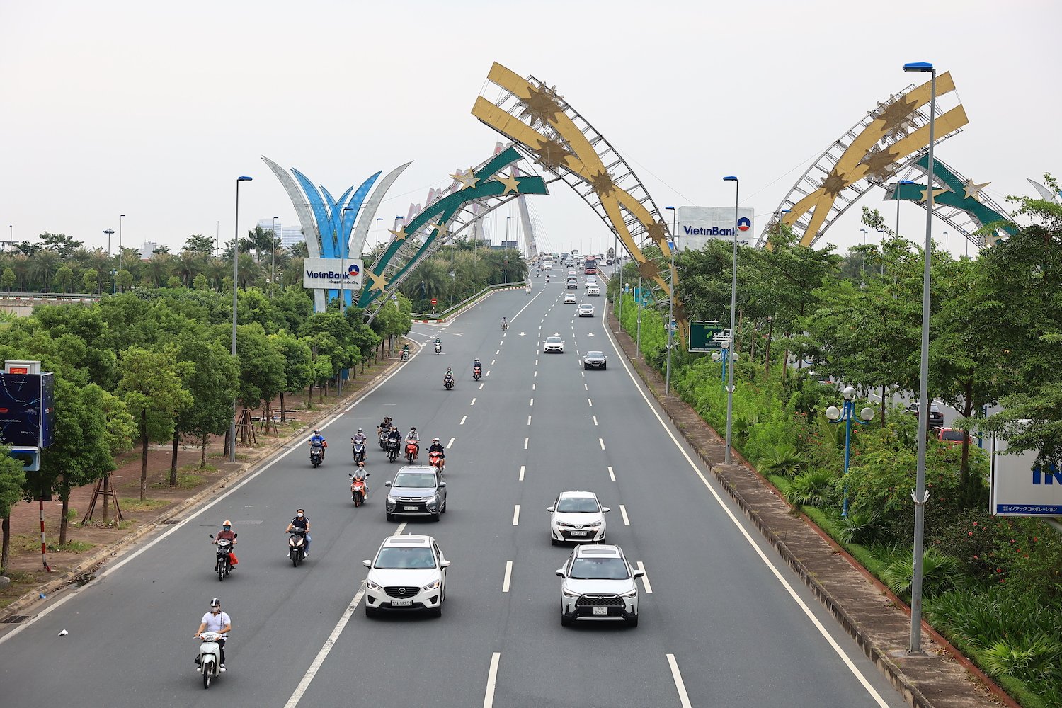 16h30, lối vào trung tâm&nbsp;Hà Nội&nbsp;theo hướng từ cầu Nhật Tân các phương tiện di chuyển bình thường.