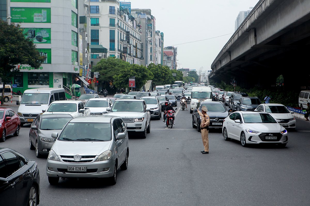 Theo ghi nhận của PV, tại lối xuống đường vành đai 3 trên đường Nguyễn Xiển (quận Thanh Xuân) lúc 15h, ùn tắc nhẹ, ô tô nối đuôi nhau hướng vào thành phố.