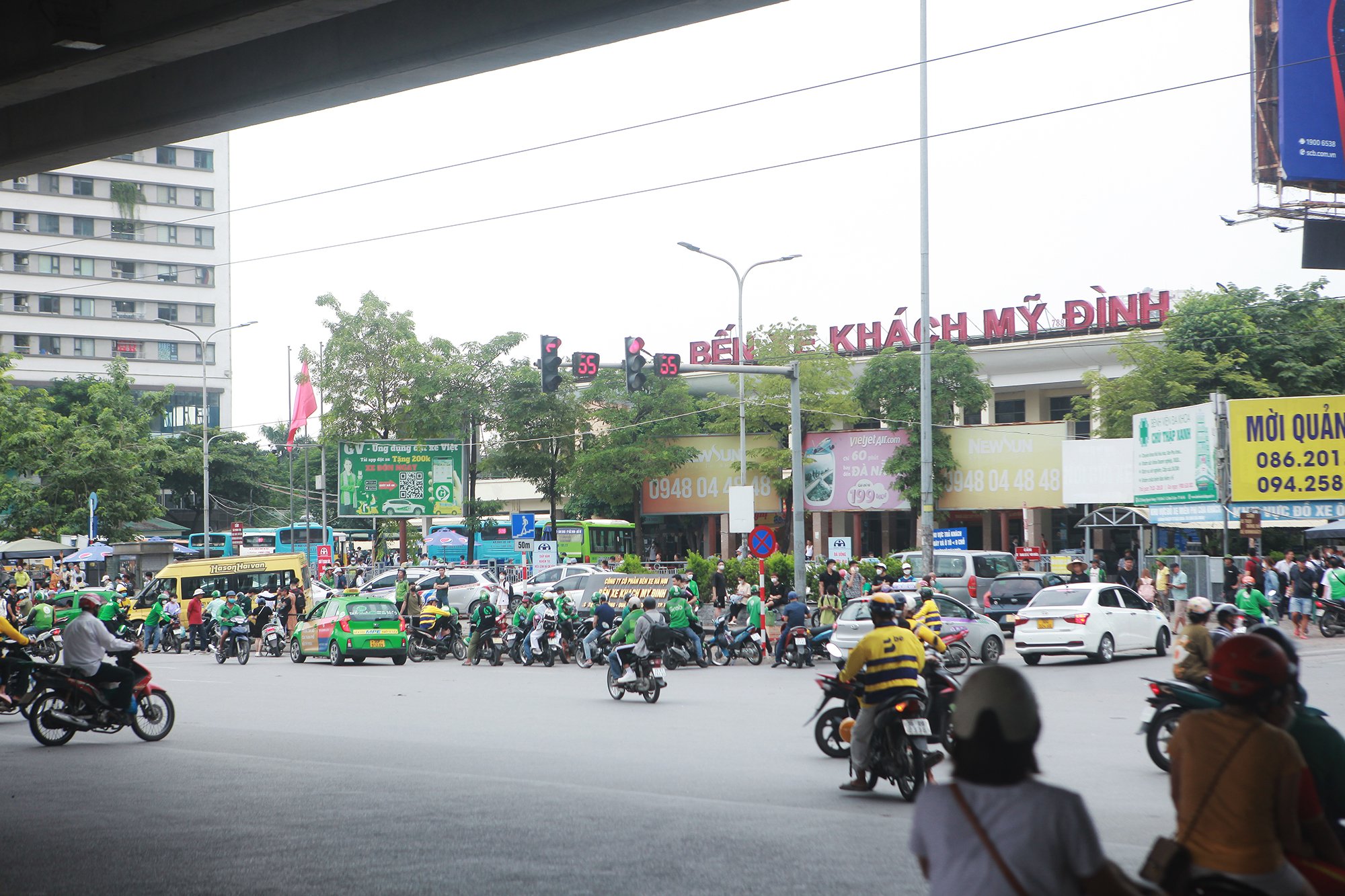 Giao thông trước bến xe Mỹ Đình khá lộn xộn