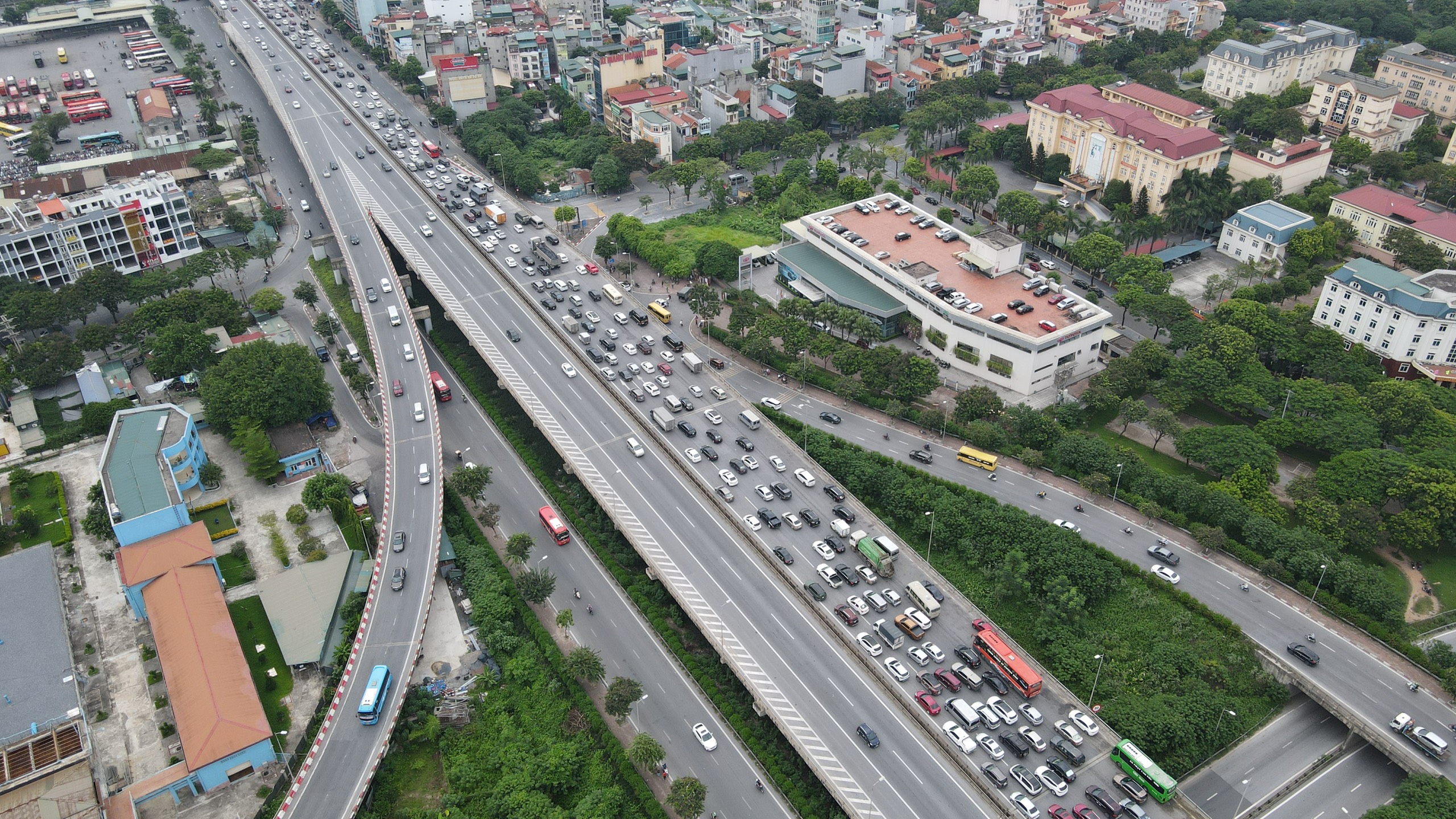 15h, đoạn cao tốc Pháp Vân&nbsp;lối vào trung tâm thành phố Hà Nội&nbsp;ùn tắc kéo dài