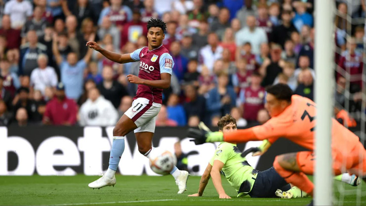 Ollie Watkins suýt ghi bàn cho Aston Villa