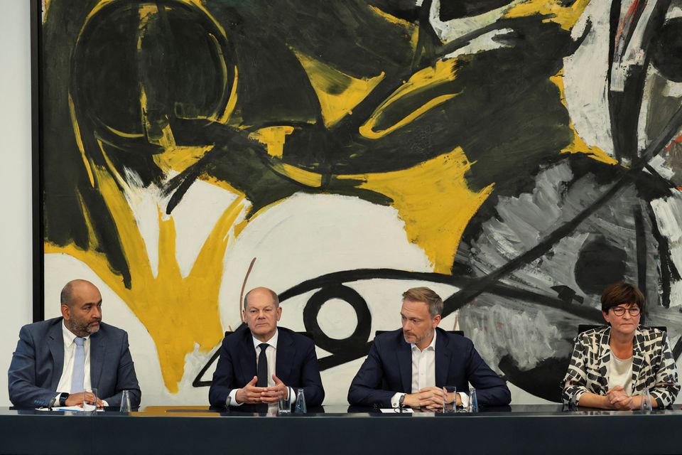 Thủ tướng Đức Olaf Scholz (thứ 2 từ bên trái sang) trong cuộc họp với lãnh đạo các đảng phải thuộc liên minh cầm quyền ở Đức hôm 4/9 (ảnh: Reuters)