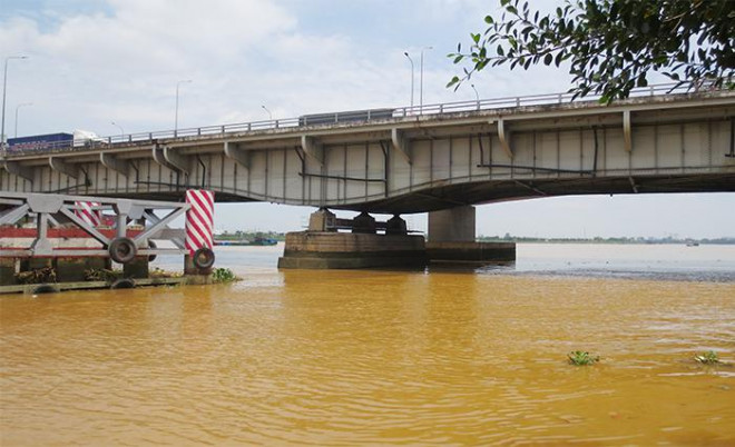 Cầu Đồng Nai nối tỉnh Đồng Nai với TP Hồ Chí Minh là nơi có nhiều người cùng quẫn tìm đến “giải thoát” cuộc đời.