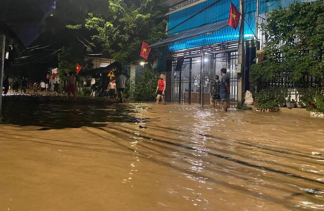 Lãnh đạo UBND huyện Kỳ Sơn cho biết, nước lũ đổ về nhanh, kéo theo đất đá, cây cối đã làm tắc cống nước khiến mực nước lũ dâng cao. Nhiều khu vực ở thị trấn Mường Xén bị ngập lụt khoảng 30-40cm.