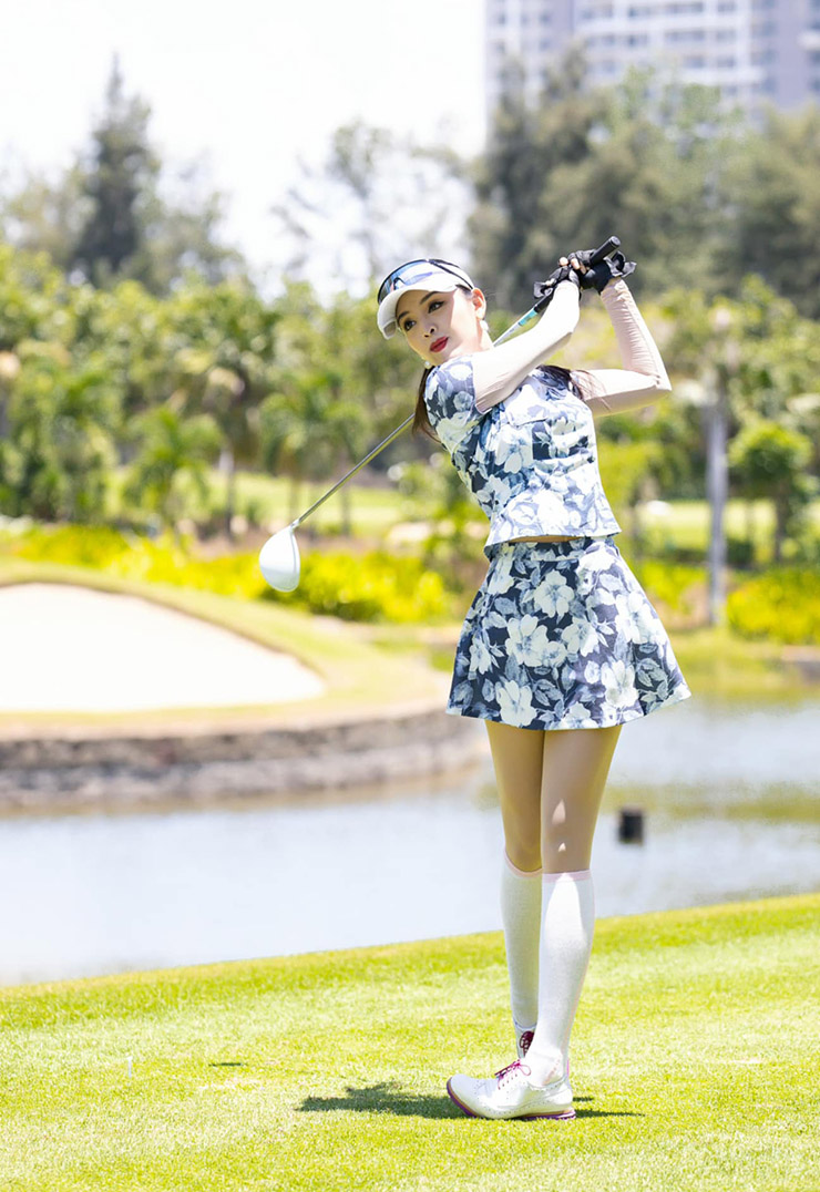 Cô chơi golf khá giỏi, cũng như tích cực tham gia các hoạt động liên quan đến golf.
