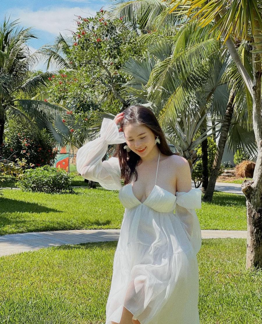 Thái Thảo Nguyên xinh đẹp như nàng thơ với váy trắng điệu đà.