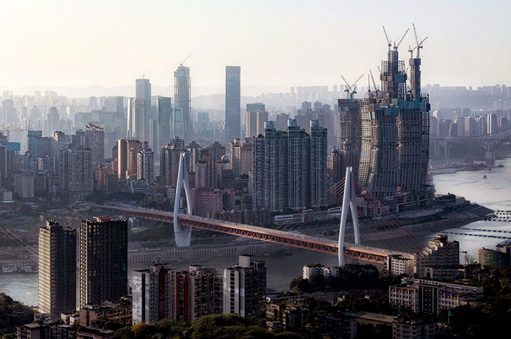 Trùng Khánh là thành phố lớn thứ 3 của Trung Quốc. Dân số của Trùng Khánh chỉ đứng sau Thượng Hải và Bắc Kinh. Vì không thuộc tỉnh hay khu tự trị nào nên Trùng Khánh chịu sự kiểm soát trực tiếp của chính quyền trung ương. Tổng cộng, có khoảng 30,5 triệu người sống trong đô thị này.
