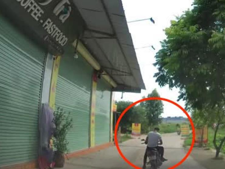 Clip: Xử lý khéo khi gặp thanh niên dừng xe máy giữa đường làng, lái ô tô nhận “mưa lời khen”