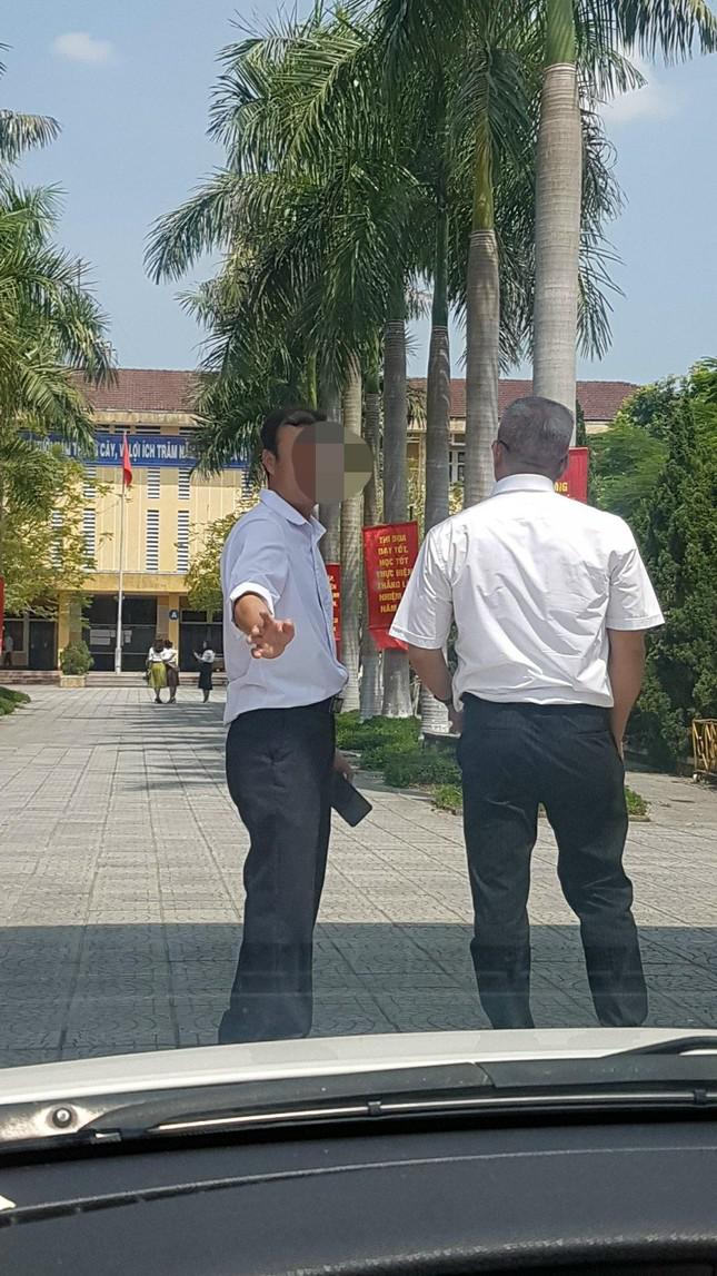Ông T.Q.K (bìa trái) - giáo viên Trường THPT Hương Trà tự ý chặn xe tại cổng trường, đòi kiểm tra giấy tờ khi phóng viên đến làm việc với lãnh đạo nhà trường.