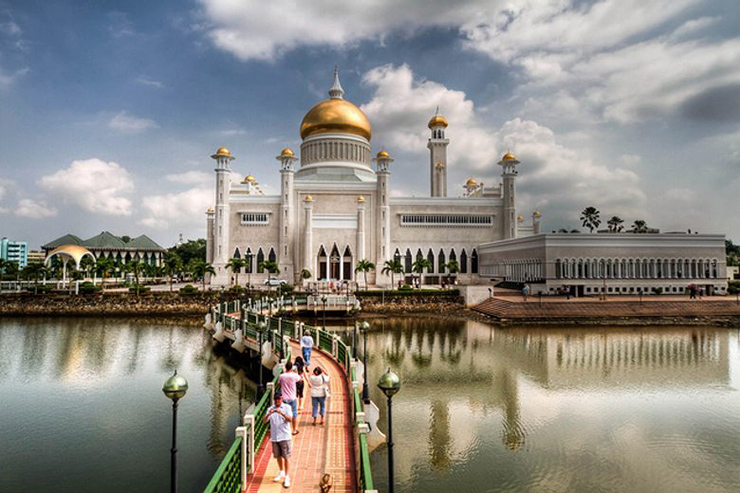Nhà thờ Hồi giáo nổi tiếng nhất Brunei, được đặt theo tên 1 vị vua, cấm du khách vào bên trong - 1