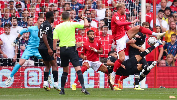 Dominic Solanke ngả người sút vô-lê đánh bại thủ thành Dean Henderson