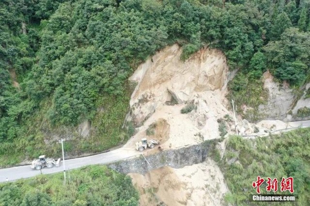 Một con đường sạt lở do động đất ở Tứ Xuyên (ảnh: Chinanews)