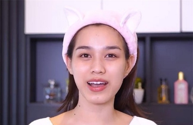 Thời gian gần đây, nàng Hậu quê Thanh Hóa đã khoe vlog tái hiện phong cách trang điểm của cô trong đêm chung kết Hoa hậu Thế giới&nbsp;2021. Trong phân cảnh đầu tiên của vlog, nàng hậu ngại ngùng khoe mặt mộc.
