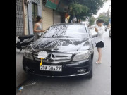 Ô tô - Clip: Đỗ xe chắn cửa nhà dân, chiếc Mercedes bị quấn băng dính quanh xe