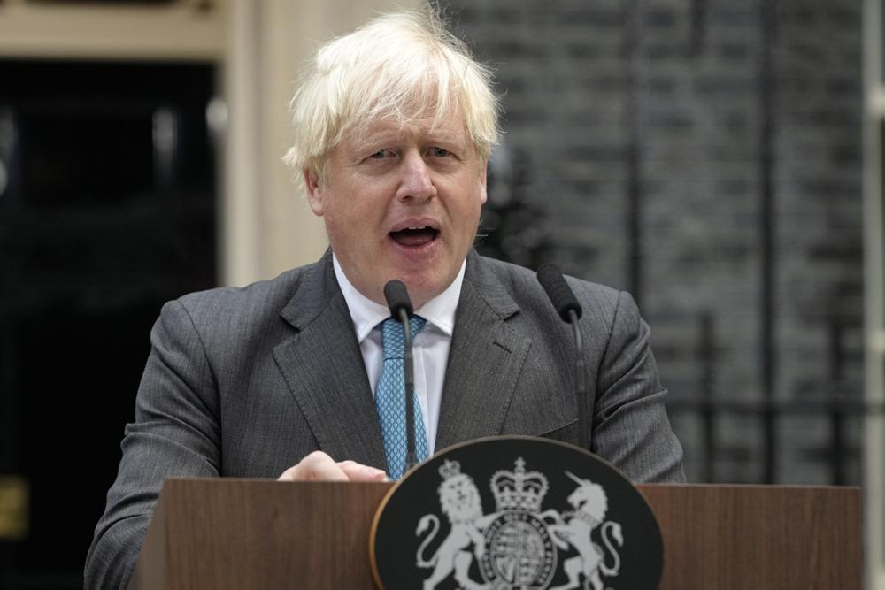 Ông Boris Johnson có bài phát biểu cuối cùng với tư cách Thủ tướng Anh ở bên ngoài dinh thủ tướng (số 10, phố Downing), London sáng 6/9. Ảnh: AP